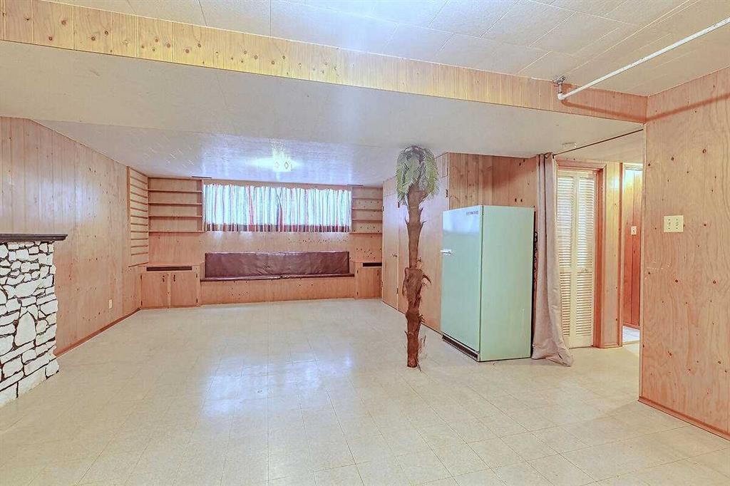 444 Woodland Crescent Se, Calgary, AB - Indoor