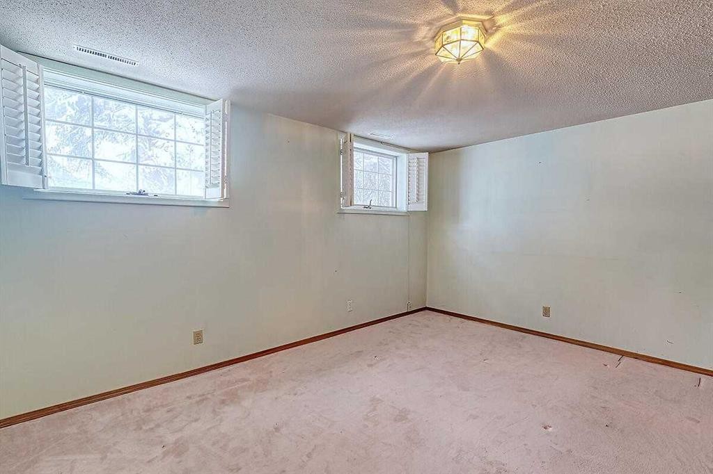 444 Woodland Crescent Se, Calgary, AB - Indoor Photo Showing Other Room