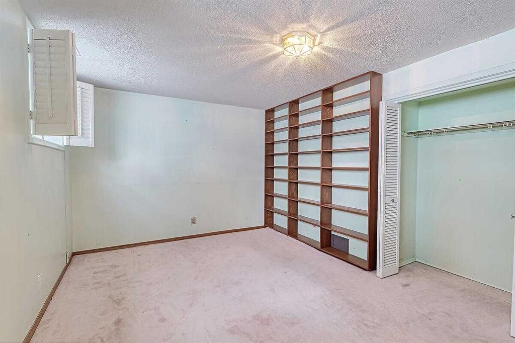 444 Woodland Crescent Se, Calgary, AB - Indoor Photo Showing Other Room