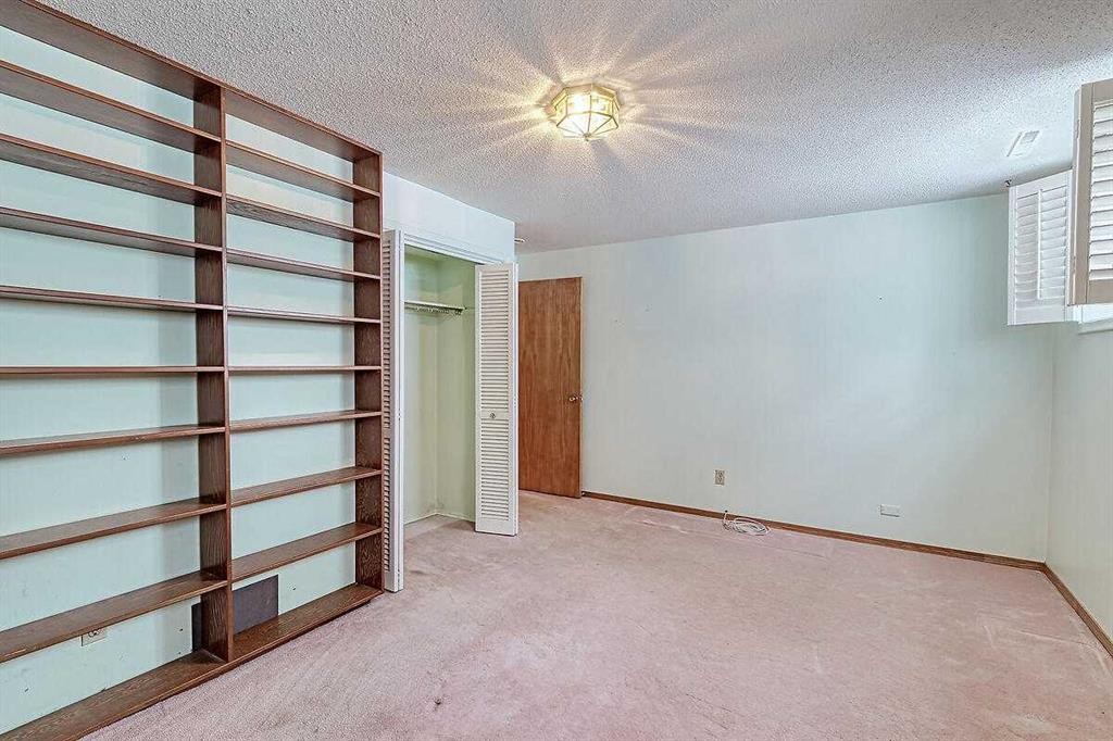 444 Woodland Crescent Se, Calgary, AB - Indoor Photo Showing Other Room