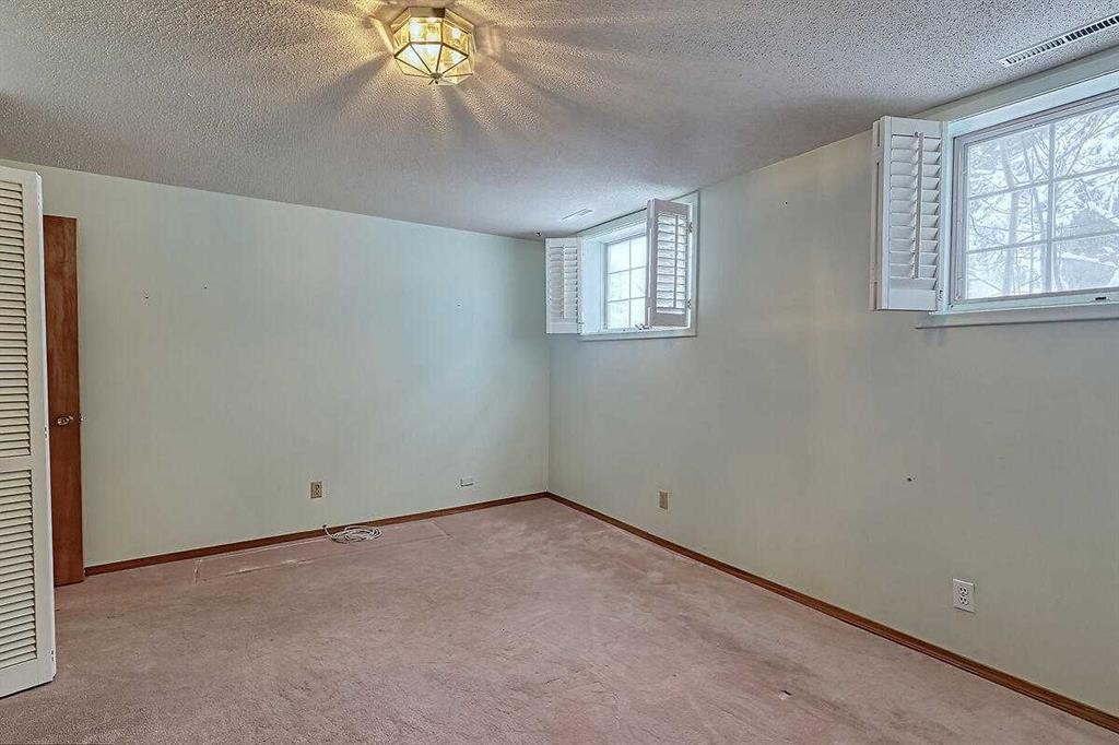 444 Woodland Crescent Se, Calgary, AB - Indoor Photo Showing Other Room