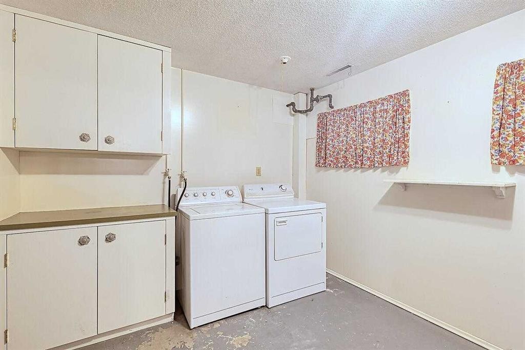 444 Woodland Crescent Se, Calgary, AB - Indoor Photo Showing Laundry Room