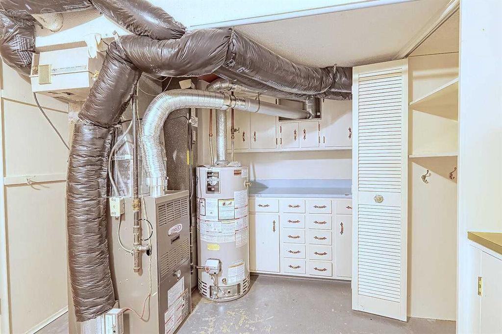 444 Woodland Crescent Se, Calgary, AB - Indoor