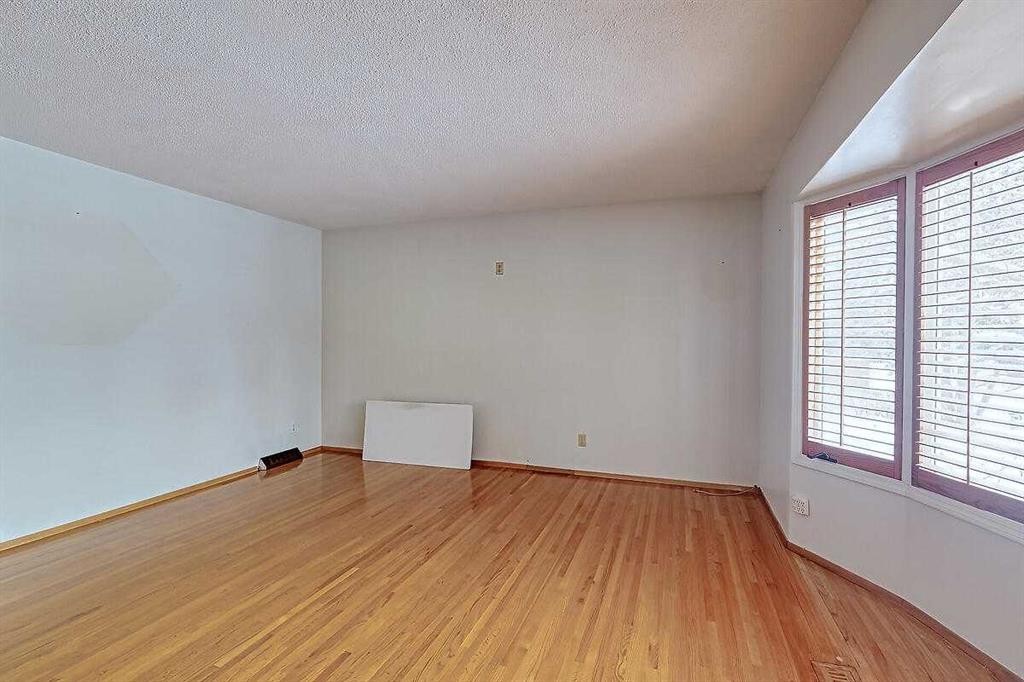 444 Woodland Crescent Se, Calgary, AB - Indoor Photo Showing Other Room