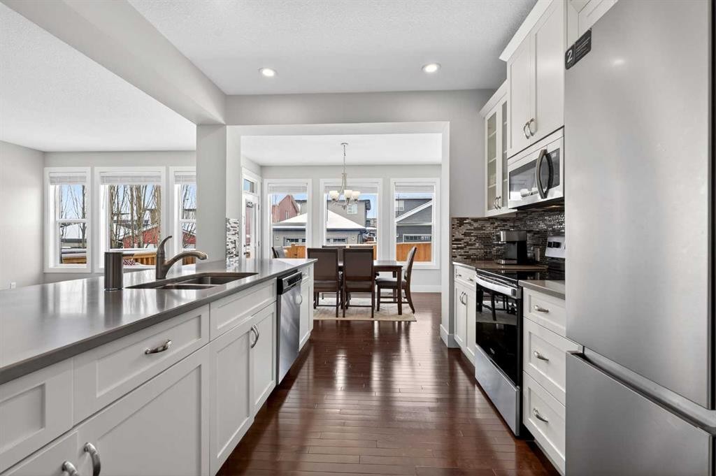 14 Evansfield Road Nw, Calgary, AB - Indoor Photo Showing Kitchen With Double Sink With Upgraded Kitchen