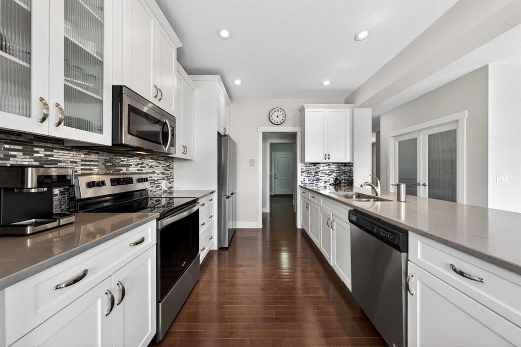 14 Evansfield Road Nw, Calgary, AB - Indoor Photo Showing Kitchen With Stainless Steel Kitchen With Double Sink With Upgraded Kitchen