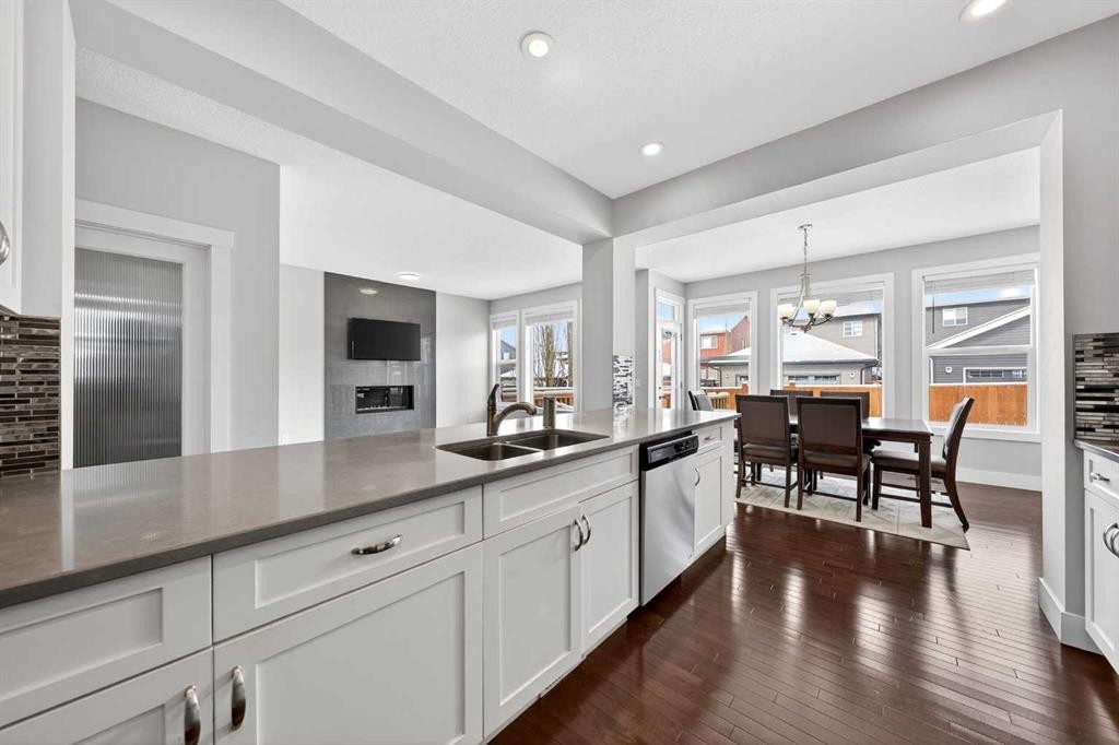 14 Evansfield Road Nw, Calgary, AB - Indoor Photo Showing Kitchen With Double Sink