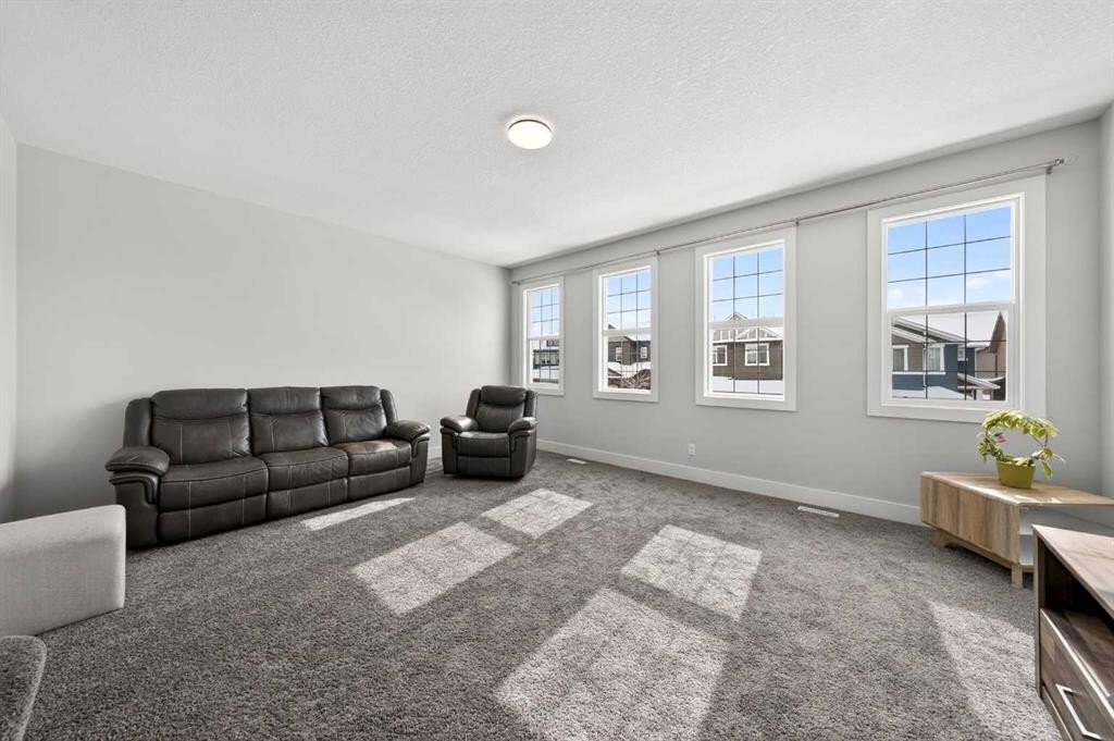 14 Evansfield Road Nw, Calgary, AB - Indoor Photo Showing Living Room