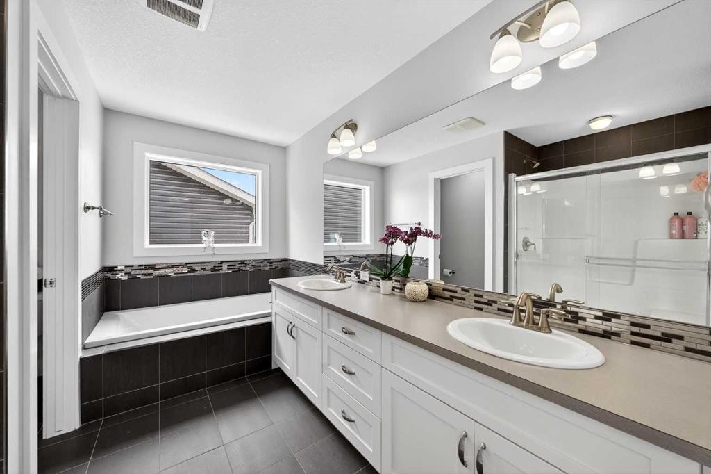 14 Evansfield Road Nw, Calgary, AB - Indoor Photo Showing Bathroom