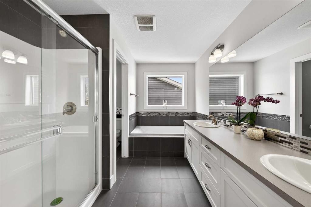14 Evansfield Road Nw, Calgary, AB - Indoor Photo Showing Bathroom