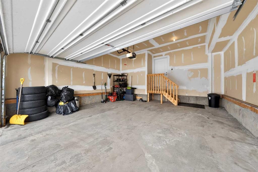 14 Evansfield Road Nw, Calgary, AB - Indoor Photo Showing Garage