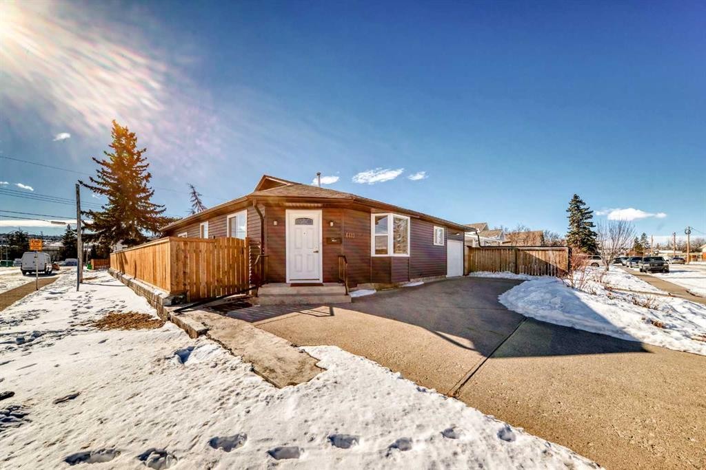 6403 35 Avenue Nw, Calgary, AB - Outdoor