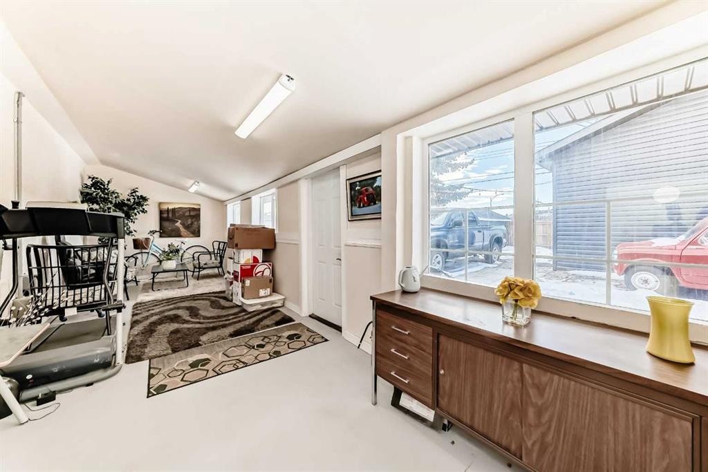 6403 35 Avenue Nw, Calgary, AB - Indoor