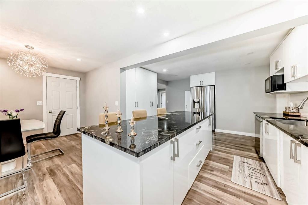 6403 35 Avenue Nw, Calgary, AB - Indoor Photo Showing Kitchen With Upgraded Kitchen