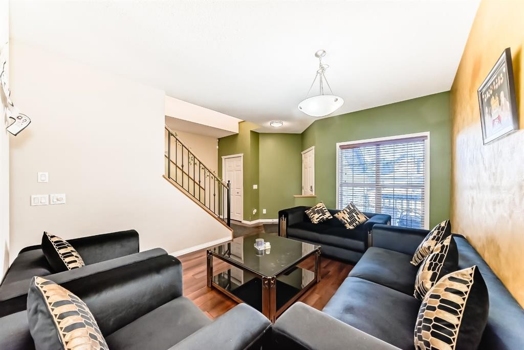 16 Saddlecrest Park Ne, Calgary, AB - Indoor Photo Showing Living Room