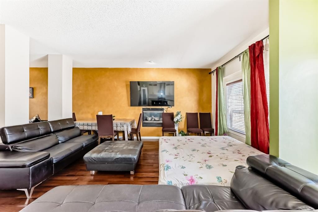 16 Saddlecrest Park Ne, Calgary, AB - Indoor Photo Showing Living Room