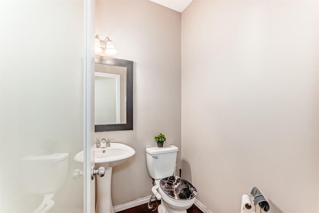 16 Saddlecrest Park Ne, Calgary, AB - Indoor Photo Showing Bathroom