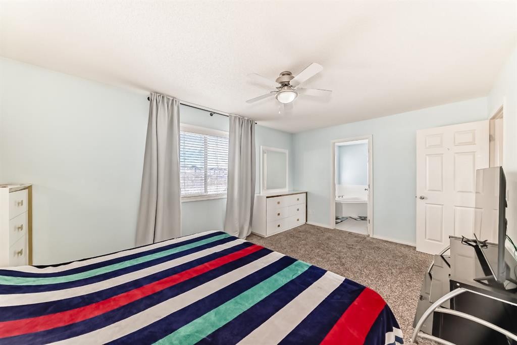 16 Saddlecrest Park Ne, Calgary, AB - Indoor Photo Showing Bedroom