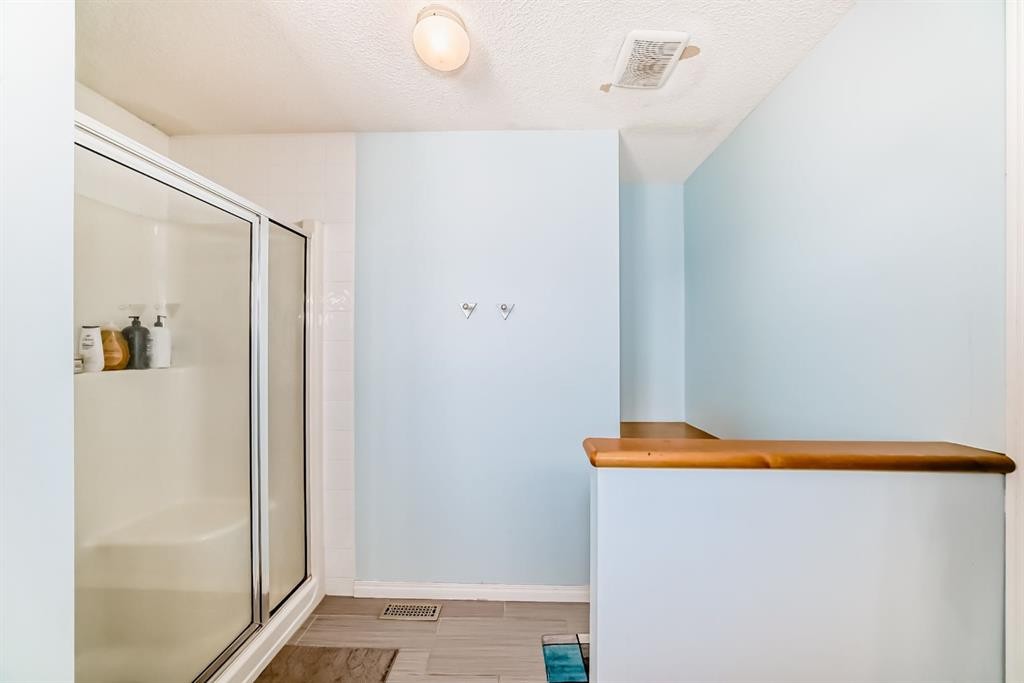 16 Saddlecrest Park Ne, Calgary, AB - Indoor Photo Showing Bathroom