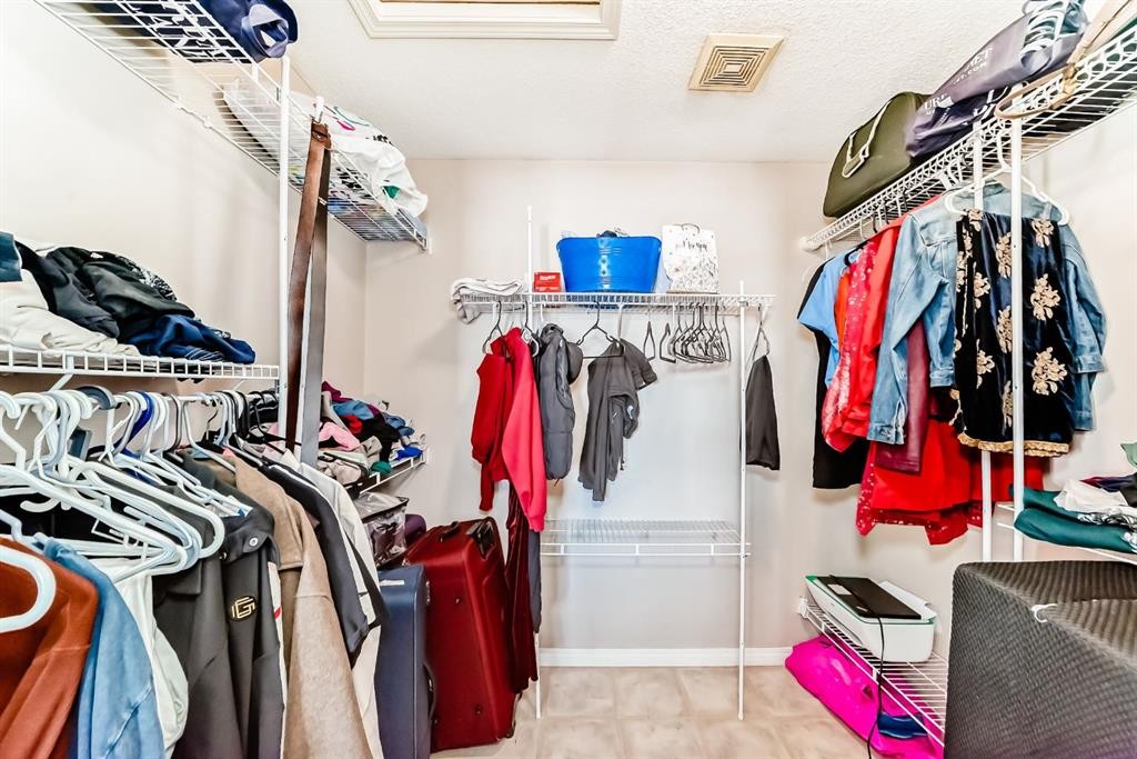 16 Saddlecrest Park Ne, Calgary, AB - Indoor With Storage