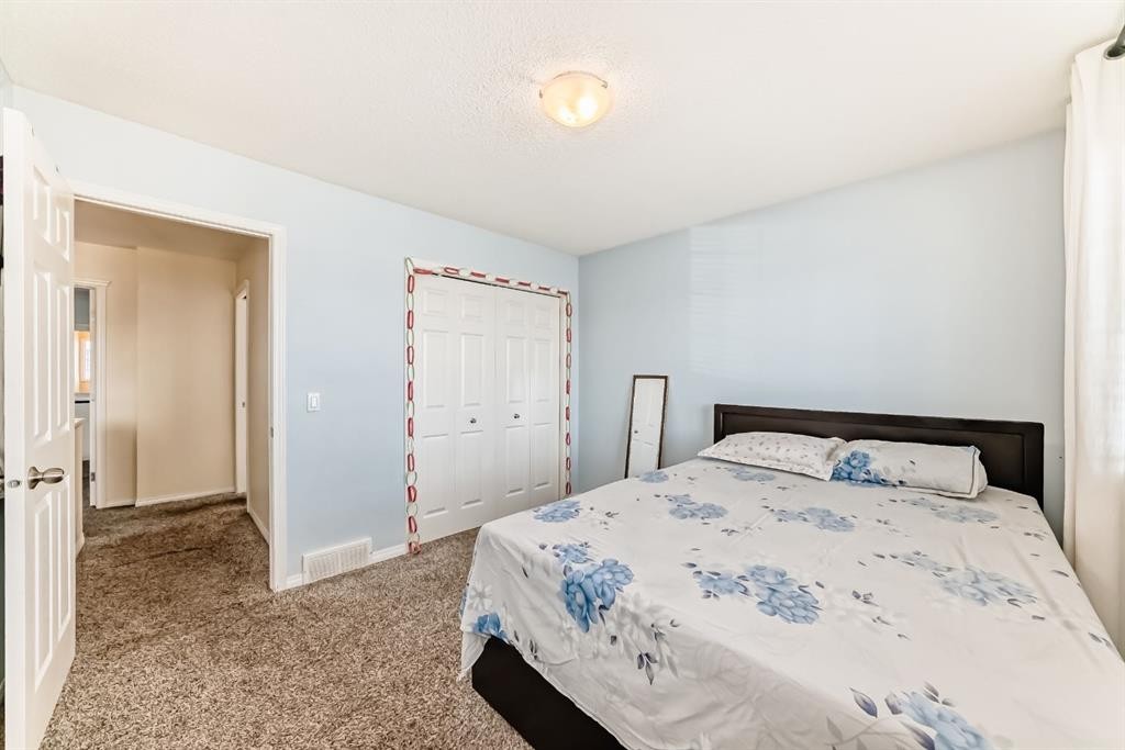 16 Saddlecrest Park Ne, Calgary, AB - Indoor Photo Showing Bedroom