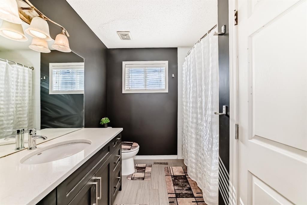 16 Saddlecrest Park Ne, Calgary, AB - Indoor Photo Showing Bathroom