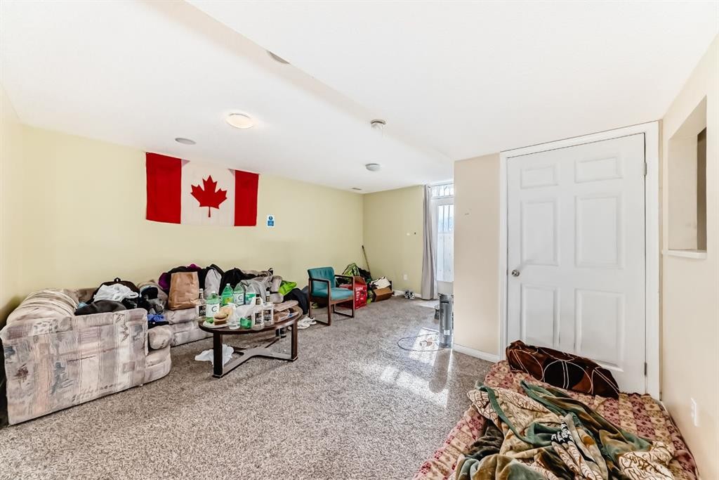 16 Saddlecrest Park Ne, Calgary, AB - Indoor Photo Showing Other Room