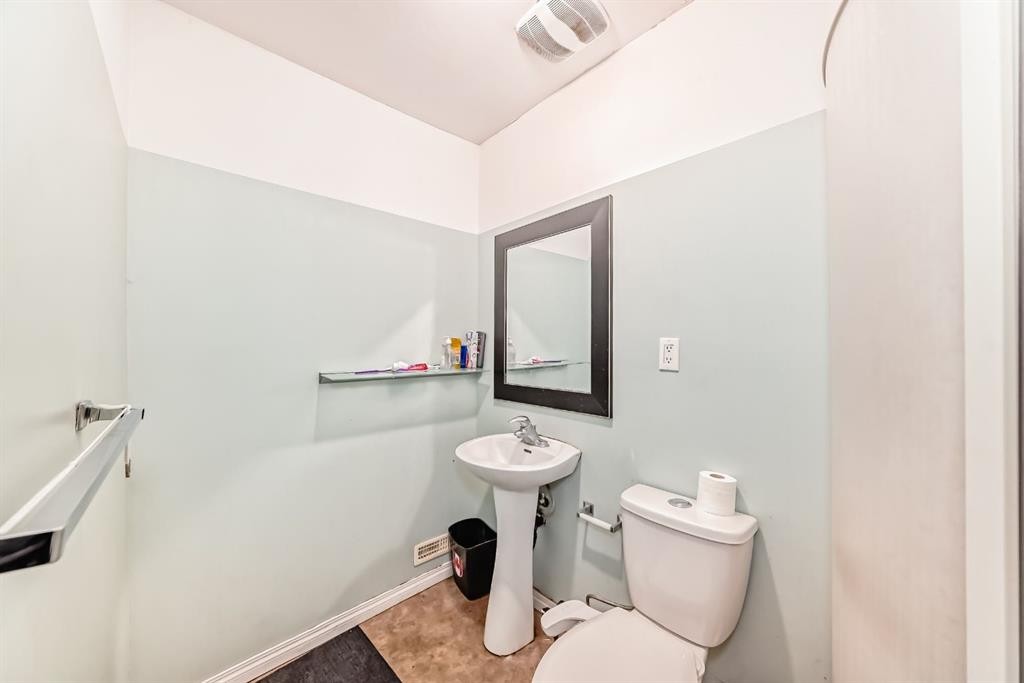16 Saddlecrest Park Ne, Calgary, AB - Indoor Photo Showing Bathroom