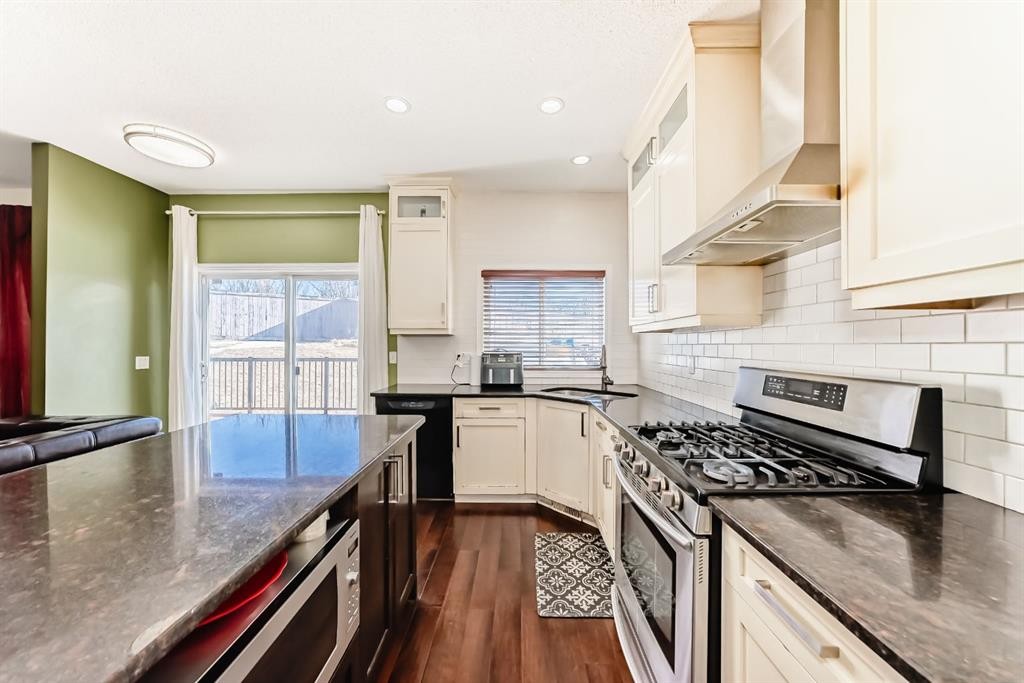 16 Saddlecrest Park Ne, Calgary, AB - Indoor Photo Showing Kitchen With Upgraded Kitchen
