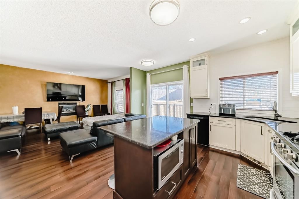 16 Saddlecrest Park Ne, Calgary, AB - Indoor Photo Showing Kitchen With Upgraded Kitchen