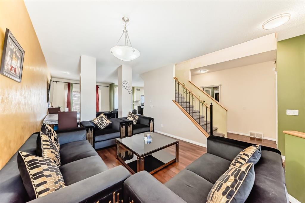 16 Saddlecrest Park Ne, Calgary, AB - Indoor Photo Showing Living Room