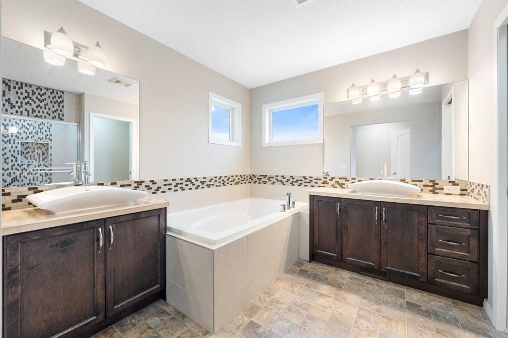 220 Walden Heights Se, Calgary, AB - Indoor Photo Showing Bathroom