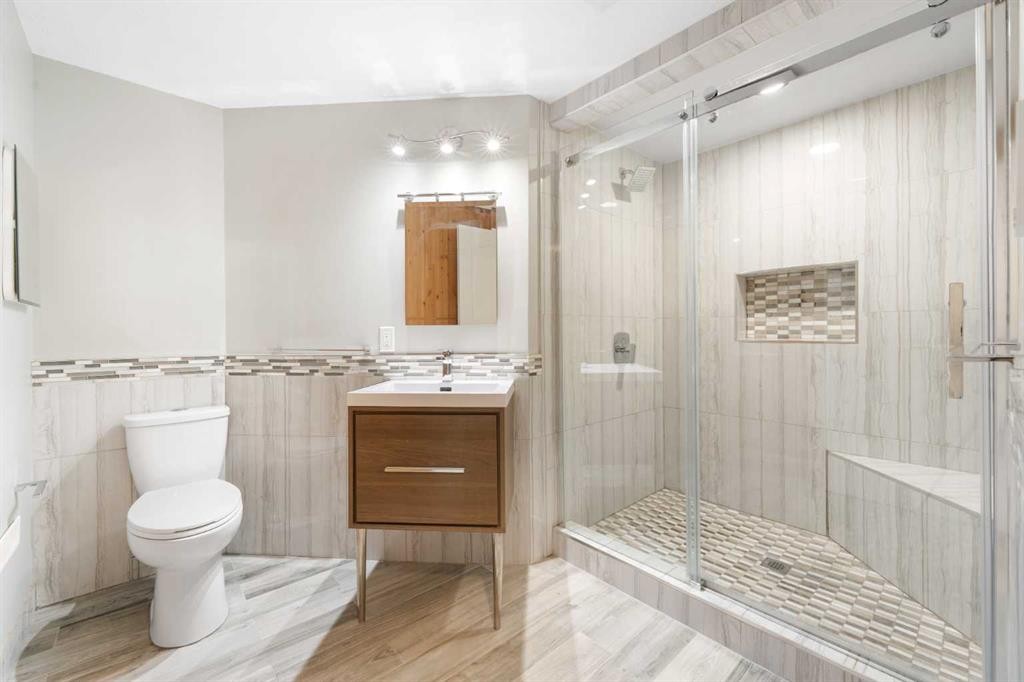 220 Walden Heights Se, Calgary, AB - Indoor Photo Showing Bathroom
