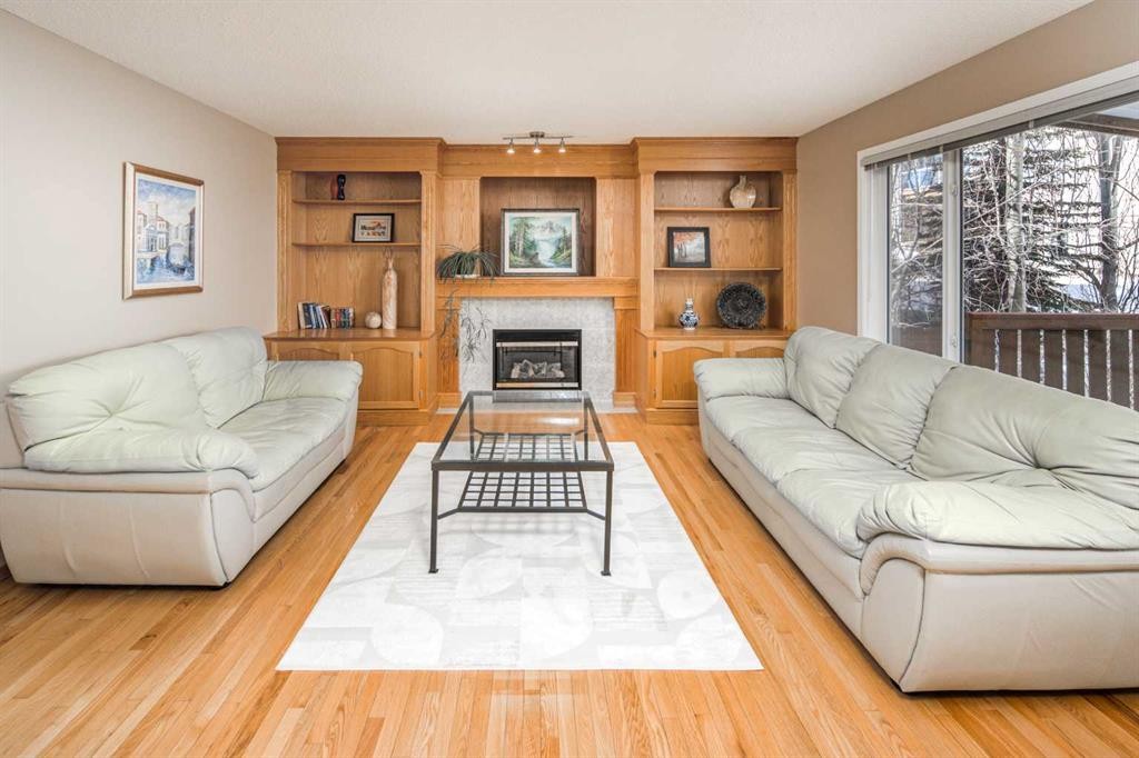 110 Hampstead Rise Nw, Calgary, AB - Indoor Photo Showing Living Room With Fireplace