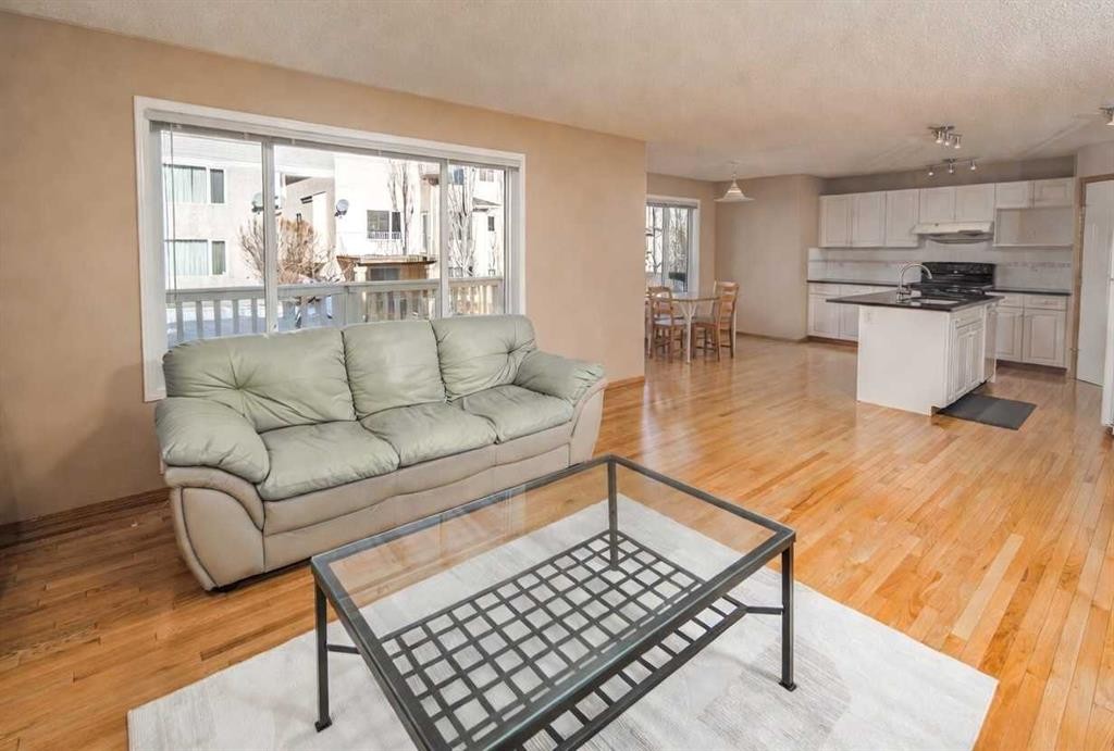110 Hampstead Rise Nw, Calgary, AB - Indoor Photo Showing Living Room