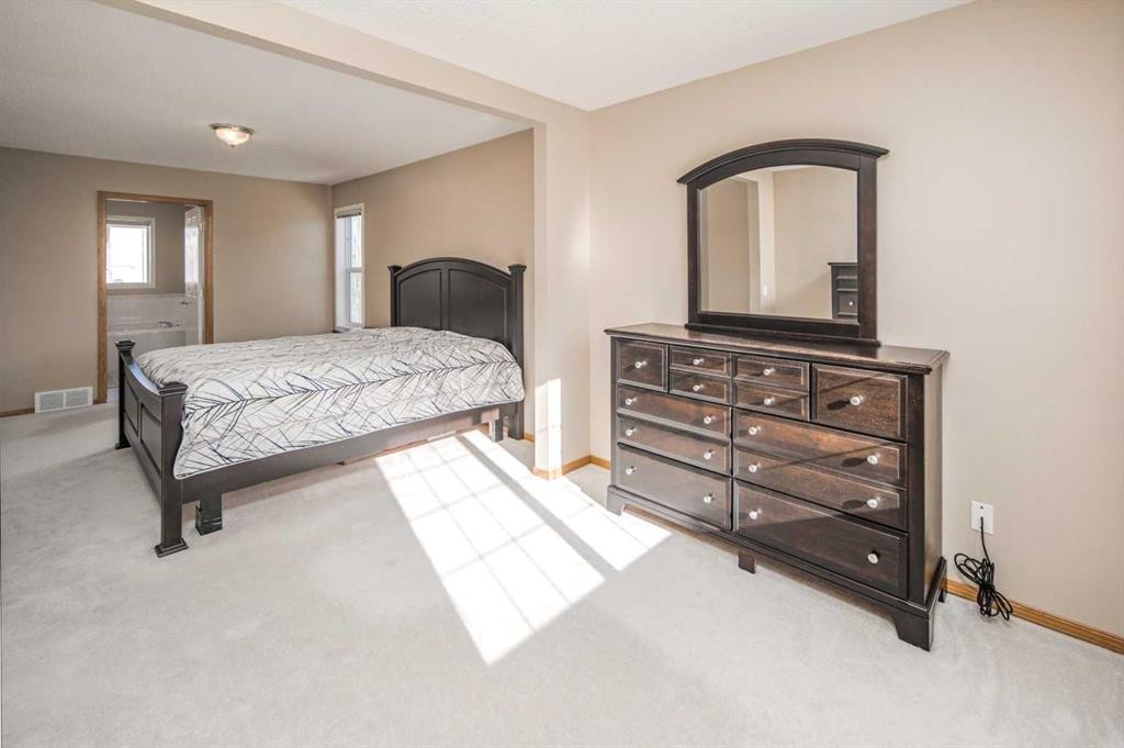110 Hampstead Rise Nw, Calgary, AB - Indoor Photo Showing Bedroom
