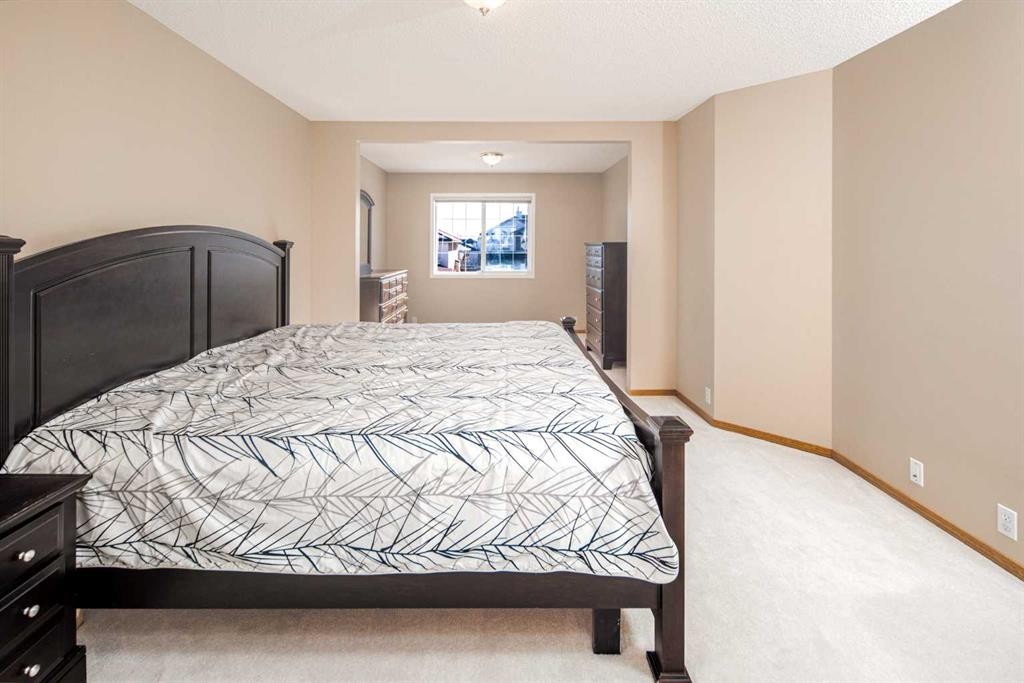 110 Hampstead Rise Nw, Calgary, AB - Indoor Photo Showing Bedroom