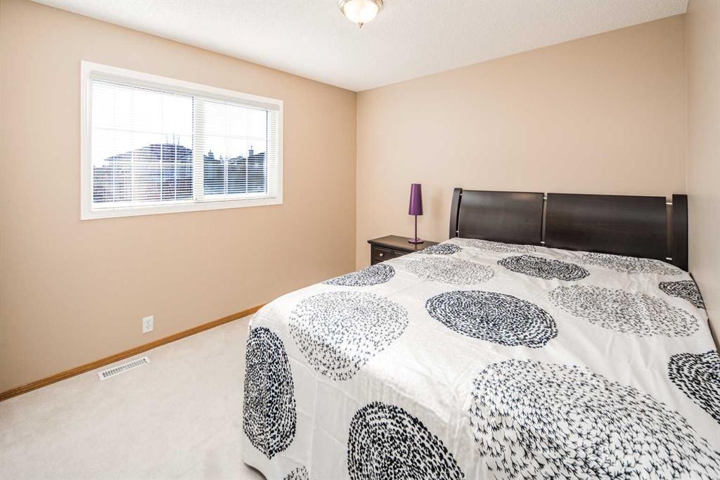 110 Hampstead Rise Nw, Calgary, AB - Indoor Photo Showing Bedroom