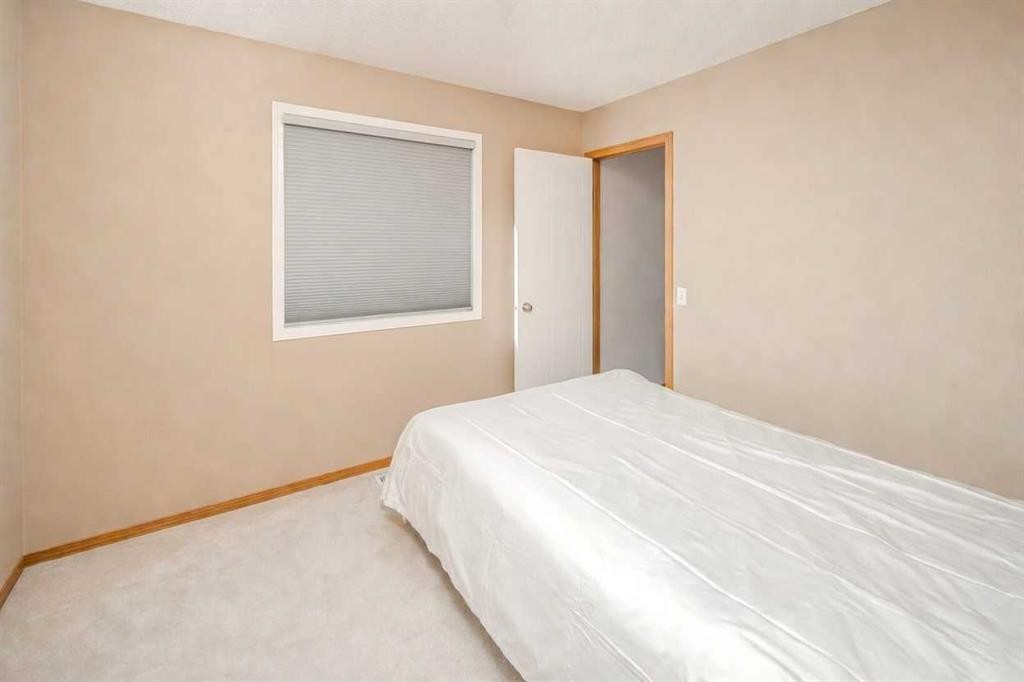 110 Hampstead Rise Nw, Calgary, AB - Indoor Photo Showing Bedroom