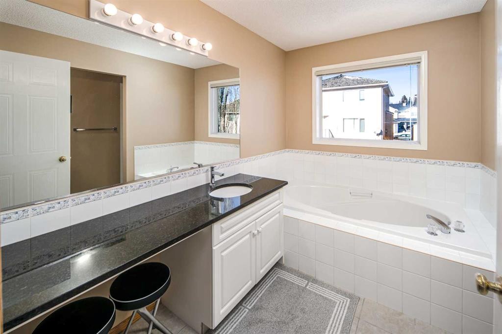 110 Hampstead Rise Nw, Calgary, AB - Indoor Photo Showing Bathroom