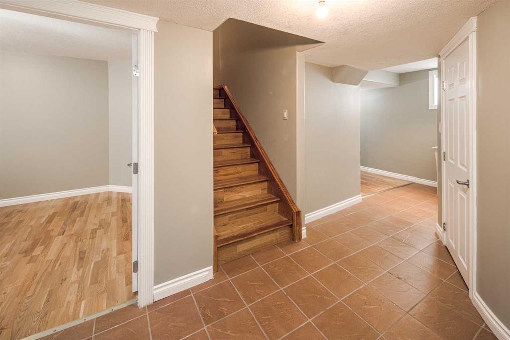110 Hampstead Rise Nw, Calgary, AB - Indoor Photo Showing Other Room