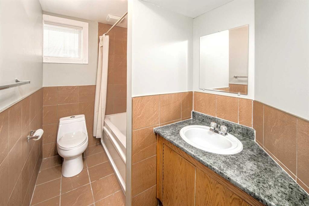 110 Hampstead Rise Nw, Calgary, AB - Indoor Photo Showing Bathroom