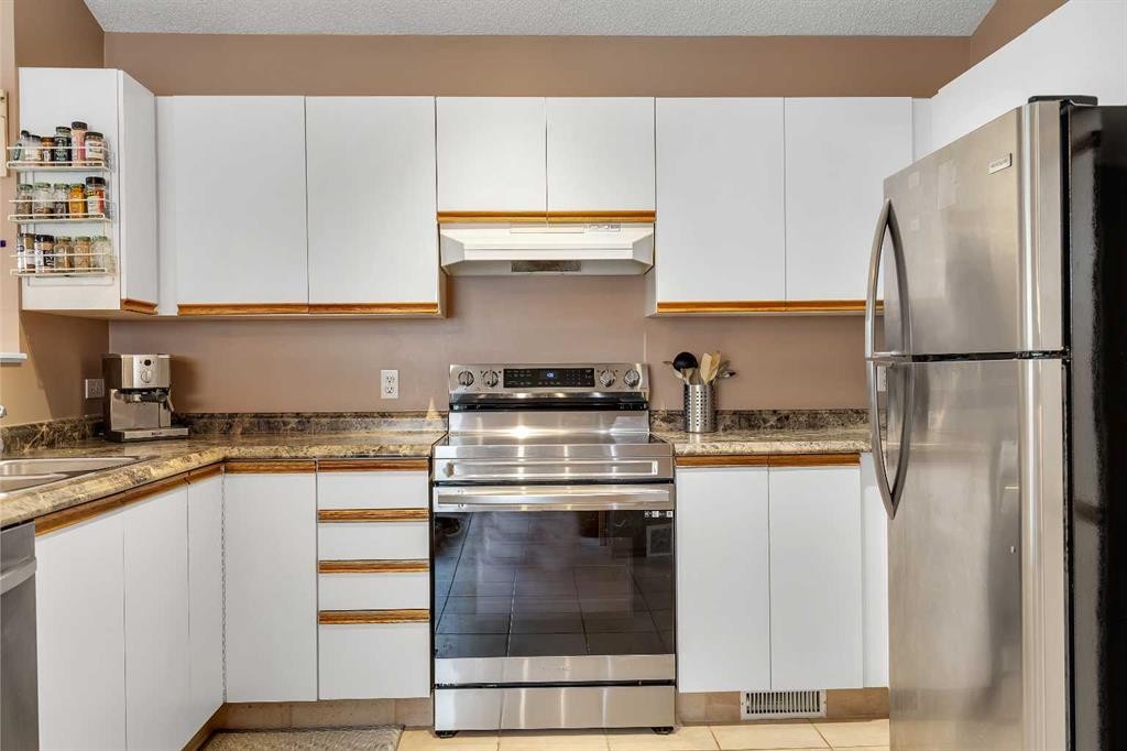 34 Hidden Spring Circle Nw, Calgary, AB - Indoor Photo Showing Kitchen