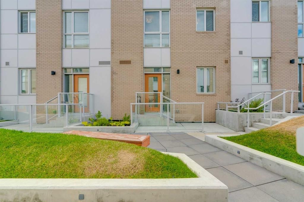 4010 Kovitz Lane Nw, Calgary, AB - Outdoor With Exterior