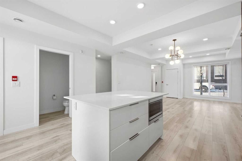 4010 Kovitz Lane Nw, Calgary, AB - Indoor Photo Showing Kitchen