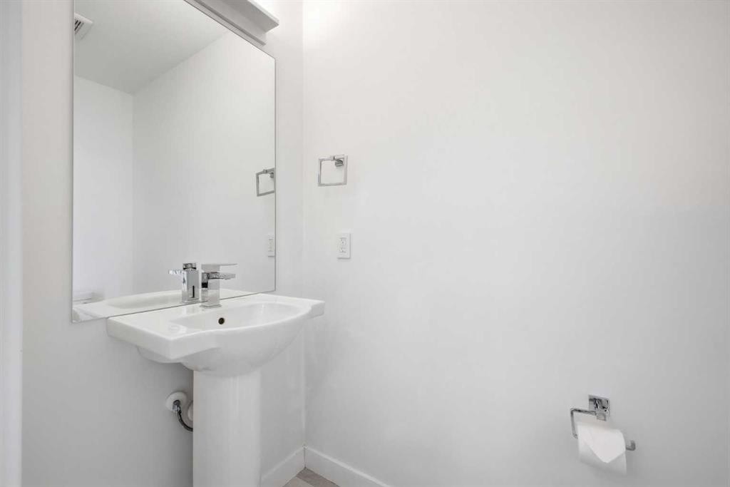 4010 Kovitz Lane Nw, Calgary, AB - Indoor Photo Showing Bathroom