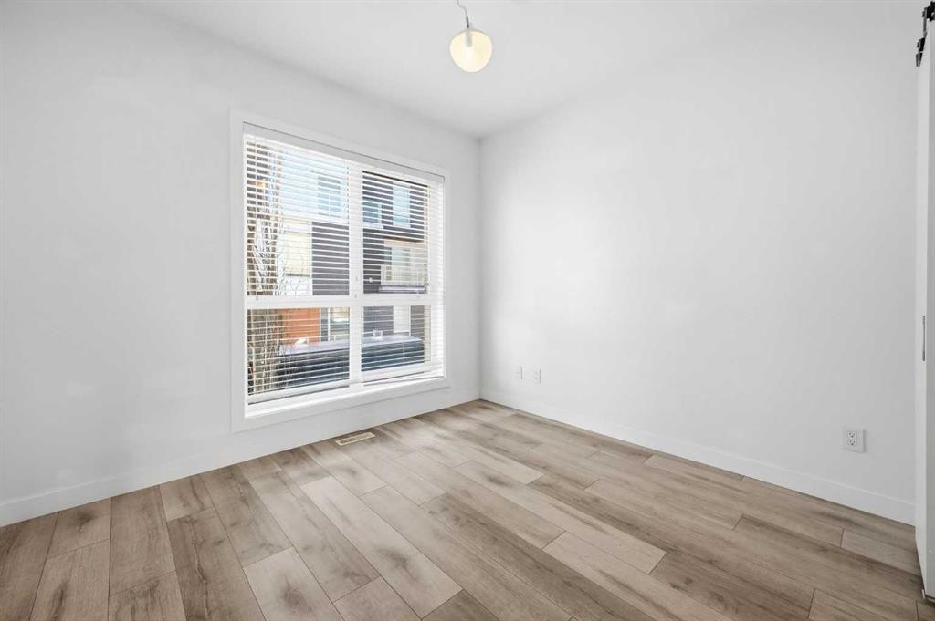 4010 Kovitz Lane Nw, Calgary, AB - Indoor Photo Showing Other Room