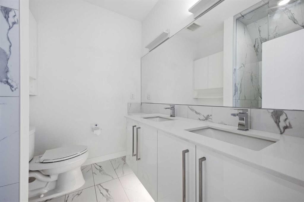 4010 Kovitz Lane Nw, Calgary, AB - Indoor Photo Showing Bathroom