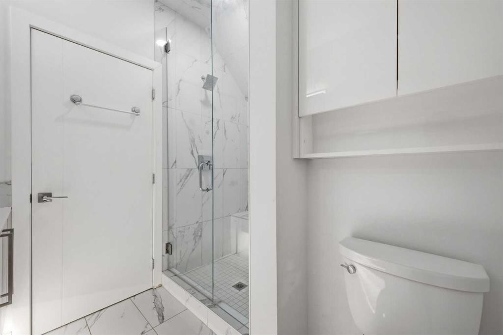 4010 Kovitz Lane Nw, Calgary, AB - Indoor Photo Showing Bathroom