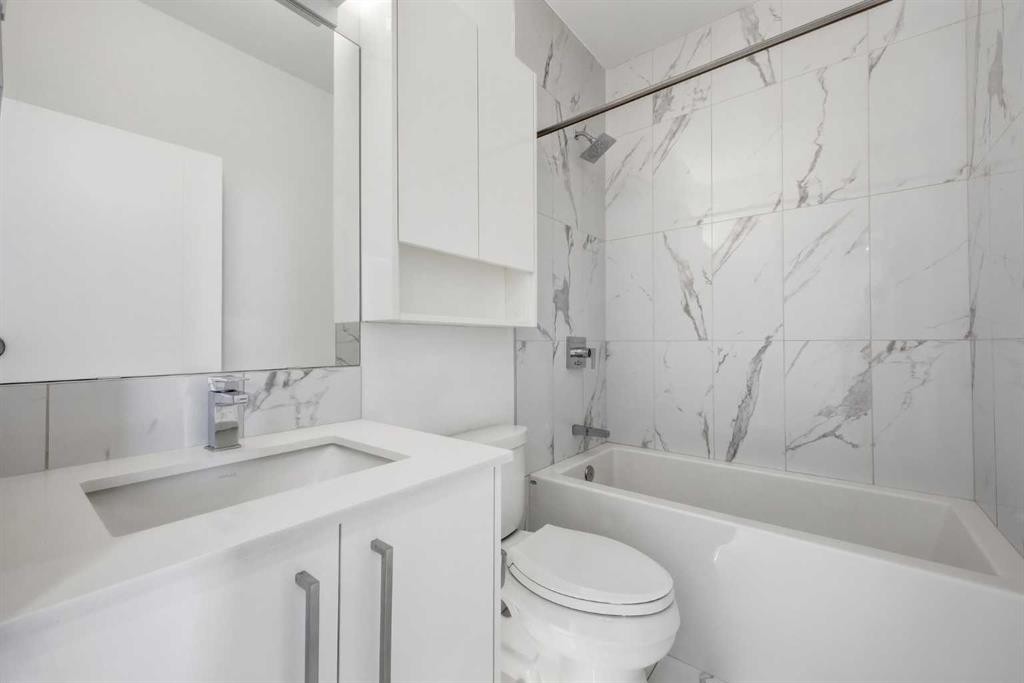 4010 Kovitz Lane Nw, Calgary, AB - Indoor Photo Showing Bathroom